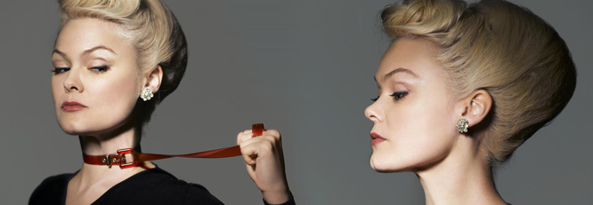 Anja Garbarek Smiling & Waving czy Briefly Shaking?